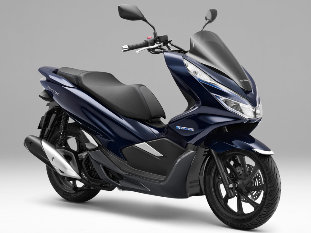 女性ライダーの足つきチェック Pcx Hybrid 18年撮影 バイクトピックス レディスバイク