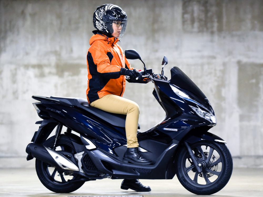 女性ライダーの足つきチェック Pcx Hybrid 18年撮影 バイクトピックス レディスバイク