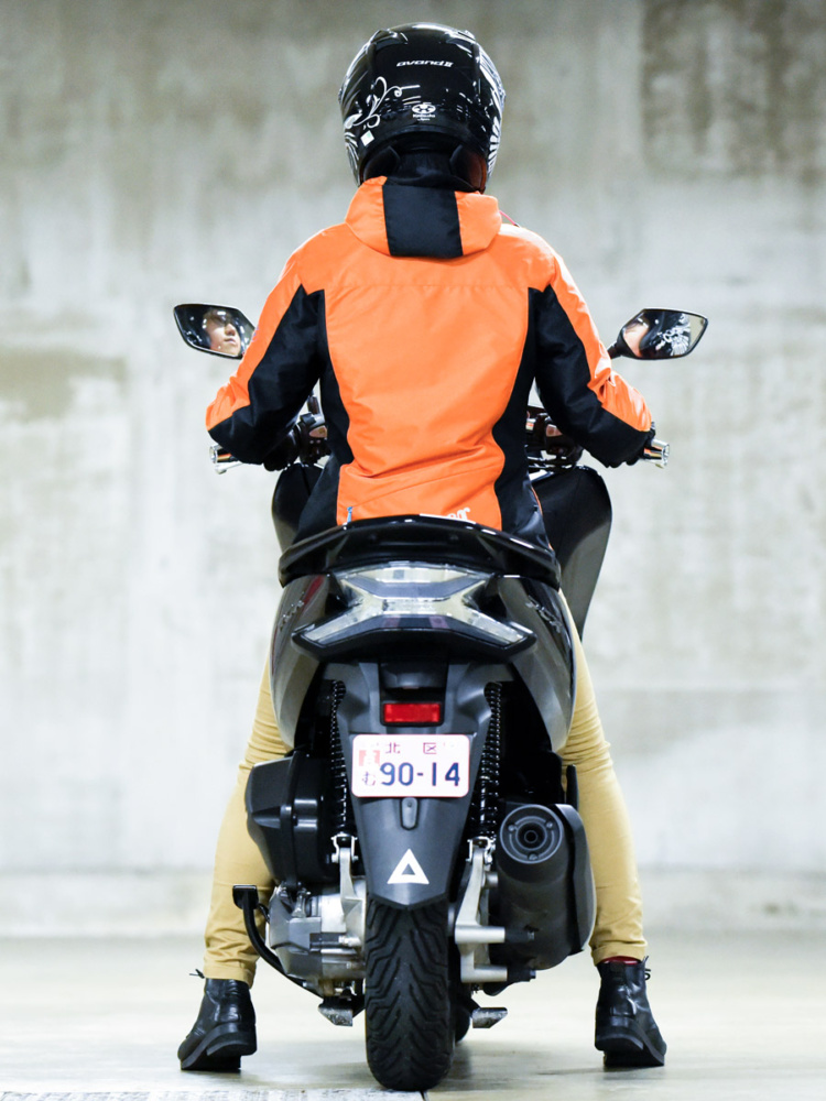 女性ライダーの足つきチェック Pcx Hybrid 18年撮影 バイクトピックス レディスバイク