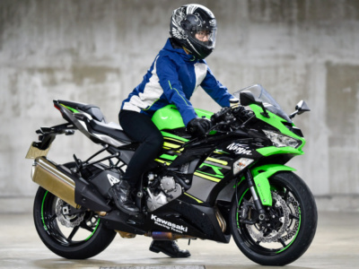 [女性ライダーの足つきチェック]Ninja ZX-6R KRT Edition(2019年撮影)