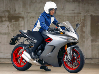 [女性ライダーの足つきチェック] SUPERSPORT S (2019年撮影)