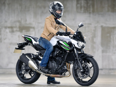 女性ライダーの足つきチェック Cb125r 19年撮影 バイクトピックス レディスバイク