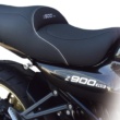 “バグスター Z900RS用シート”は、段付きタイプだからライディング時の安定感がいい♪