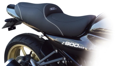 “バグスター Z900RS用シート”は、段付きタイプだからライディング時の安定感がいい♪