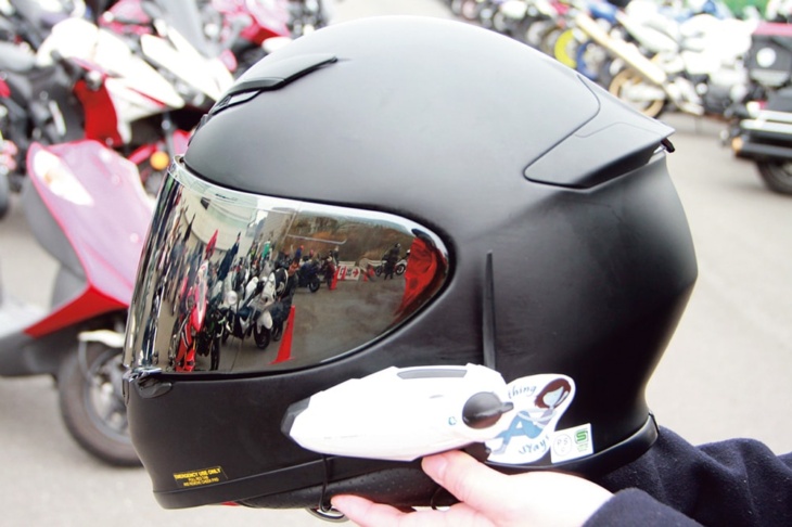 シンプルなツヤ消しヘルメットはコーディネートしやすい。B+COMは白に着せ替え