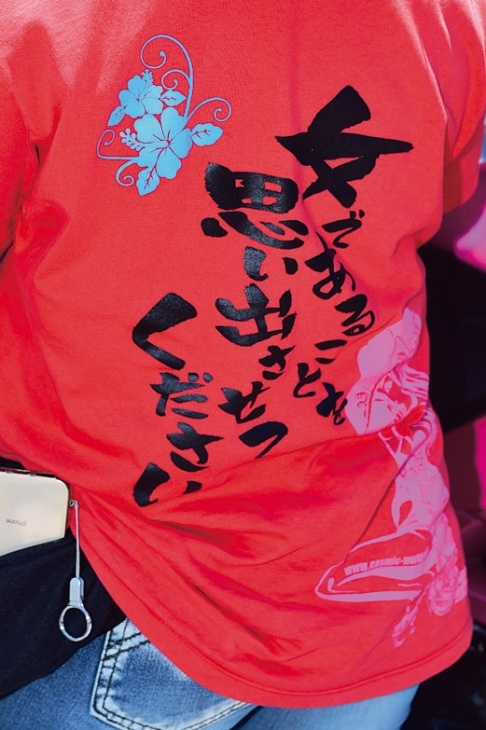 自分で文字を考えて作ったTシャツ