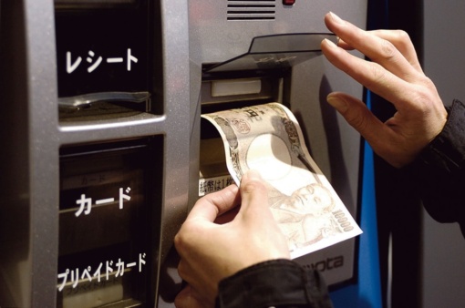 ガソリンスタンド 給油機にお金を入れる