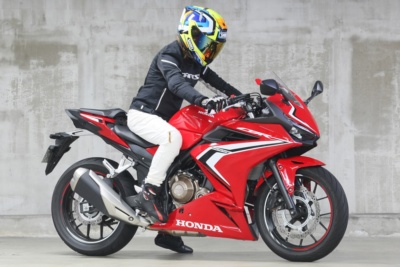 [女性ライダーの足つきチェック]CBR400R(2019年撮影)