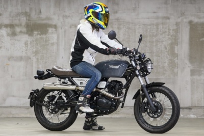 [女性ライダーの足つきチェック]Tiquattro 125 SCRAMBLER(2019年撮影)