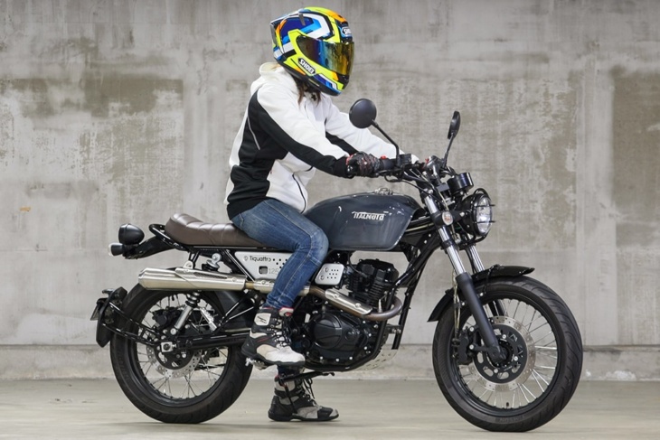 ITALMOTO Tiquattro 125 SCRAMBLER（2019年モデル）足つき 7:3ビュー