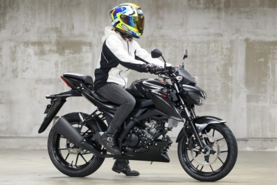 女性ライダーの足つきチェック Cb125r 19年撮影 バイクトピックス レディスバイク