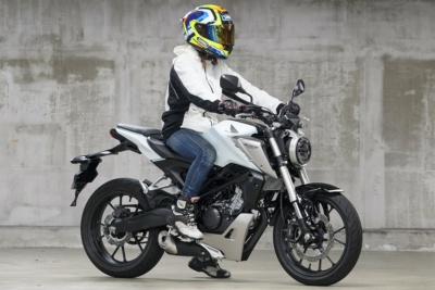 [女性ライダーの足つきチェック]CB125R(2019年撮影)