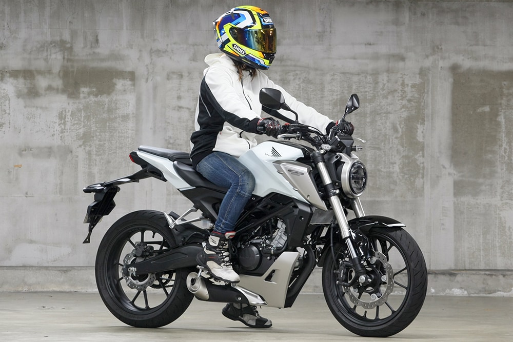 女性ライダーの足つきチェック Cb125r 19年撮影 バイクトピックス レディスバイク