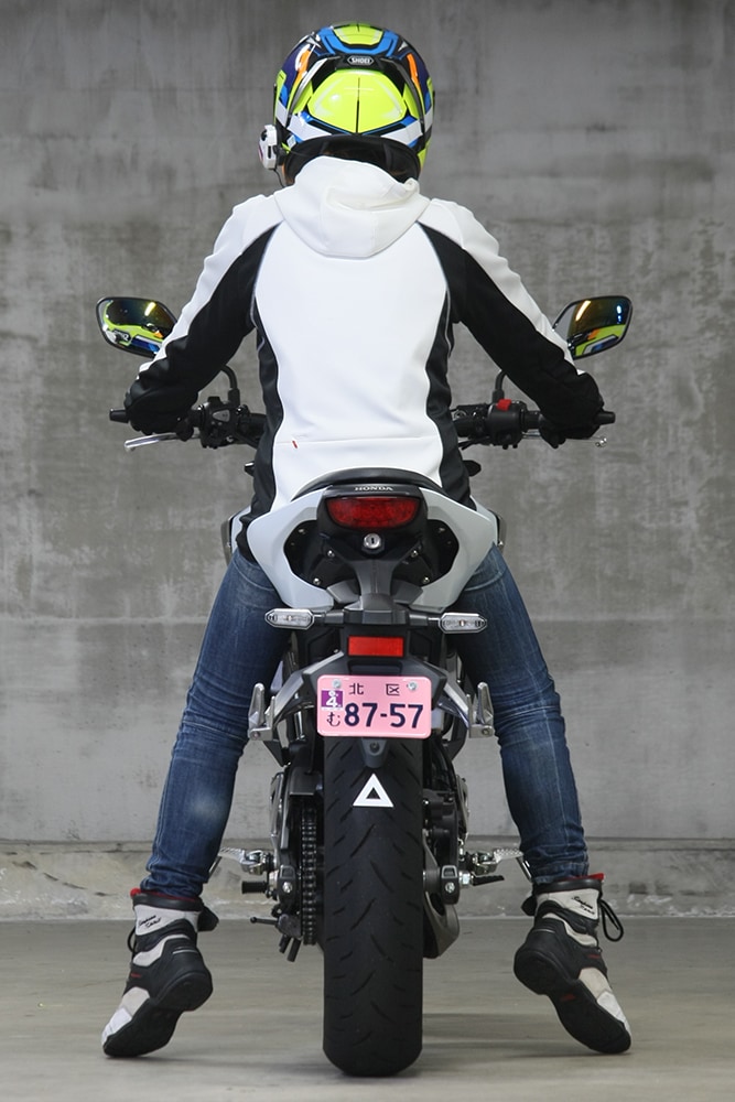 女性ライダーの足つきチェック Cb125r 19年撮影 バイクトピックス レディスバイク