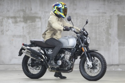 女性ライダーの足つきチェック Cb125r 19年撮影 バイクトピックス レディスバイク