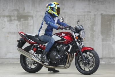 女性ライダーの足つきチェック Cb125r 19年撮影 バイクトピックス レディスバイク