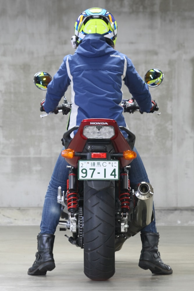 女性ライダーの足つきチェック Cb400sf 19年撮影 バイクトピックス レディスバイク