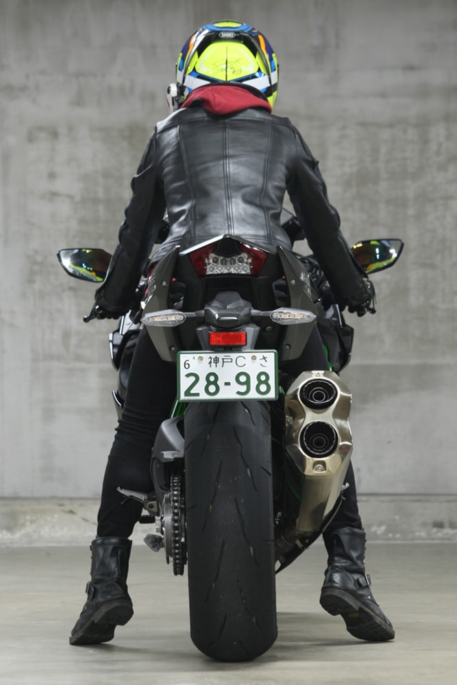 女性ライダーの足つきチェック Ninja H2 Carbon 年撮影 バイクトピックス レディスバイク