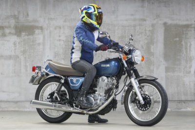 [女性ライダーの足つきチェック]SR400(2020年撮影)