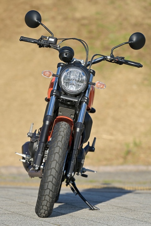 DUCATI SCRAMBLER SIXTY2 フロントビュー