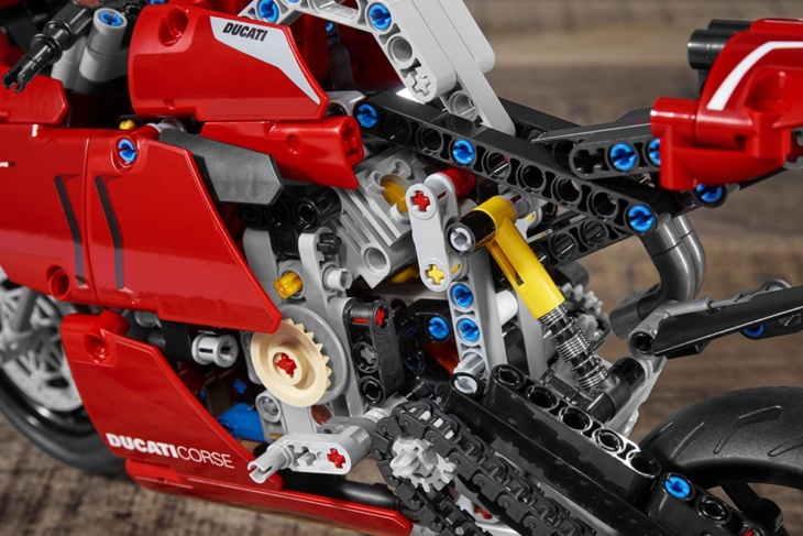レゴ®テクニック ドゥカティパニガーレV4 Rのエンジン部分のアップ