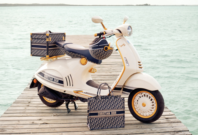 Dior & Vespa コラボスクーターとアクセサリー