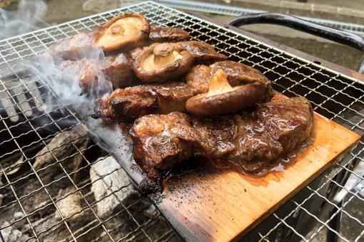 SOTO シダーグリルプレートで肉を焼いてる様子