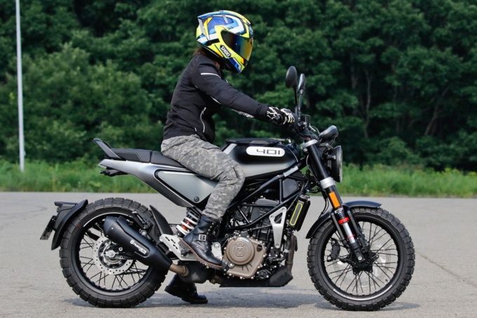 Husqvarna Motorcycles Svartpilen 401 ライディングポジション