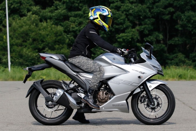 SUZUKI GIXXER SF250 ライディングポジション