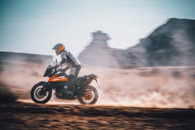 KTM “250 ADVENTURE”走行イメージ