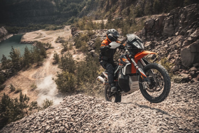 KTM 890 ADVENTURE R RALLY 走行イメージ