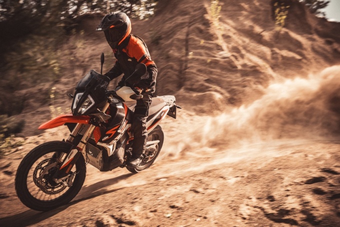 KTM 890 ADVENTURE R RALLY 走行イメージ