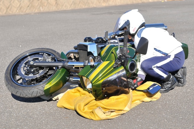 バイクを引き起こす時の手順とコツ