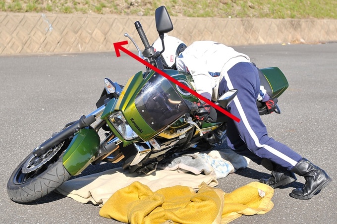 バイクを引き起こす時の手順とコツ