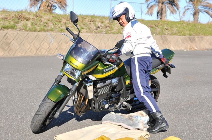 バイクを引き起こす時の手順とコツ