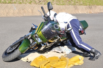 バイクを引き起こす時の手順とコツは？