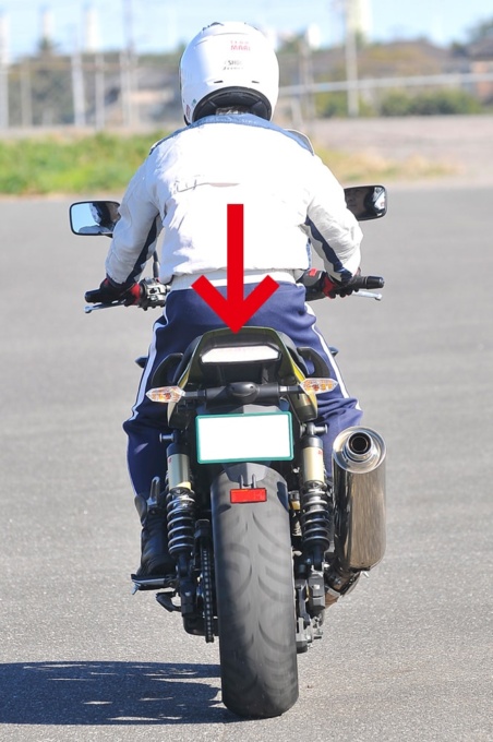 バイクを停止する時のポイント（センターに座り直す）