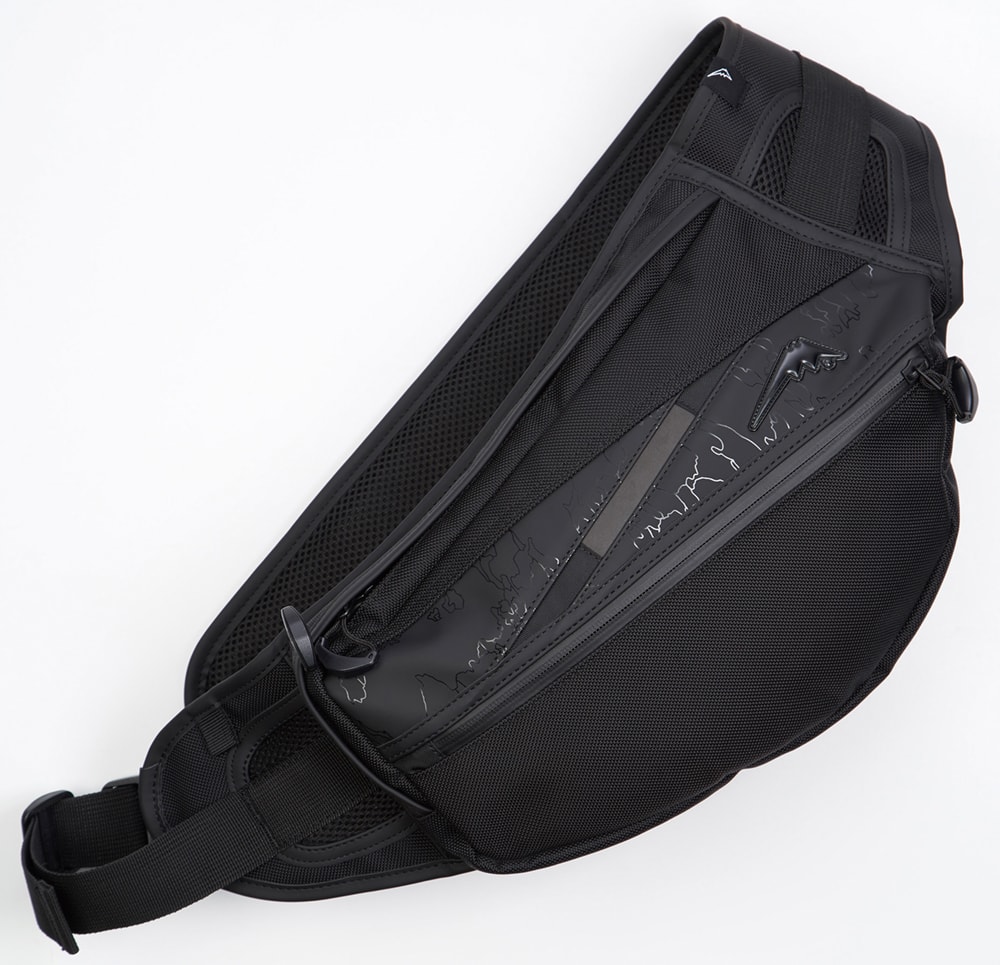 クシタニのバッグシリーズにブラック迷彩の限定モデル“ブラックアウト