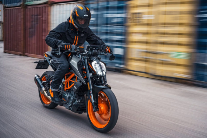 KTM 390DUKE 2021年モデル アクションカット