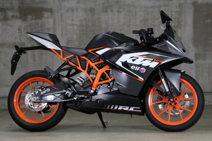 洗車後のKTM RC125