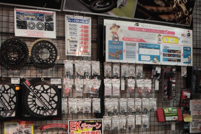 “バイク部品擬人化コメディ はんくらっち！”のチェーンちゃんが各用品店のチェーンコーナーに登場