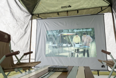 キャンプで自分だけの即席映画館！持ち運びコンパクトな“ポータブルLOGOSシネマスクリーン”が新登場