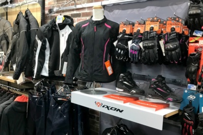 レディスモデルもラインナップのIXONが取り扱い店舗増加中！