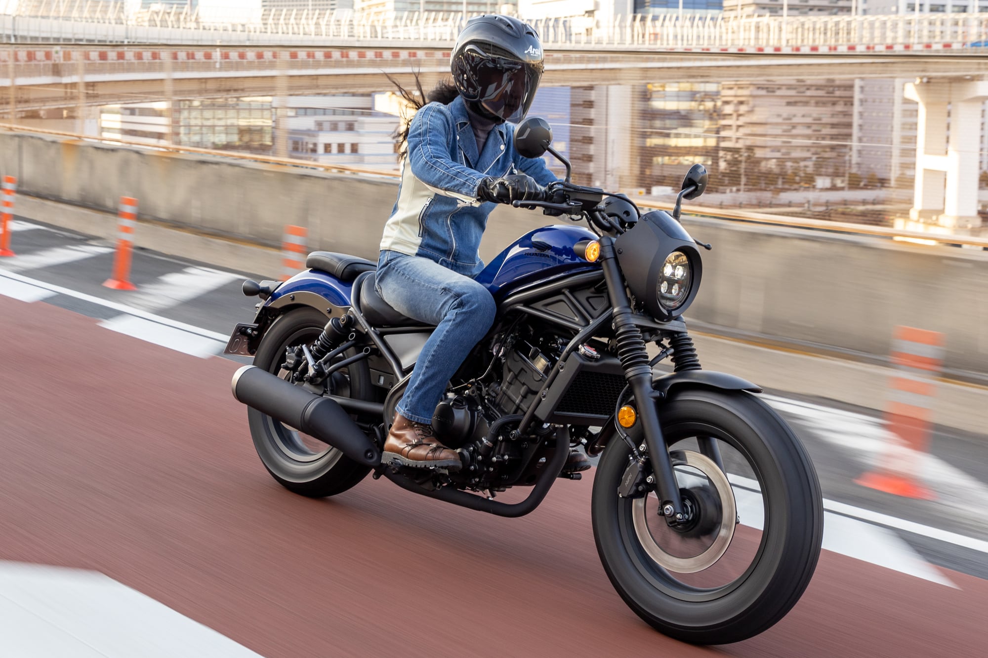 カスタムしてもしなくてもおしゃれでカッコよく決まる Honda Rebel 250 S Edition レディスバイク