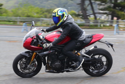 155cm小柄ライダーの『少しは参考になるかも？』足つき＆プチインプレ“TRIUMPH SPEED TRIPLE 1200RR”