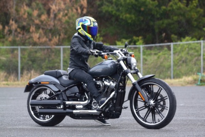 155cm小柄ライダーの『少しは参考になるかも？』足つきインプレ“Harley Davidson BRAKEOUT 114”