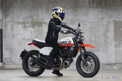 155cm小柄ライダーの足つきチェック “DUCATI SCRAMBLER URBAN MOTARD”