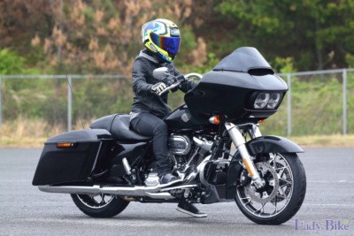 シート高695mm 身長155cmライダーの『少しは参考になるかも？』足つきチェック“Harley-Davidson ROAD GLIDE SPECIAL”