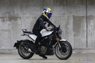 155cm小柄ライダーの足つきチェック “HusqvarnaMotorcycles VitPilen 401”