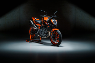 GPマシンのようなグラフィックを身にまとったKTM 890 DUKE GP 発売！